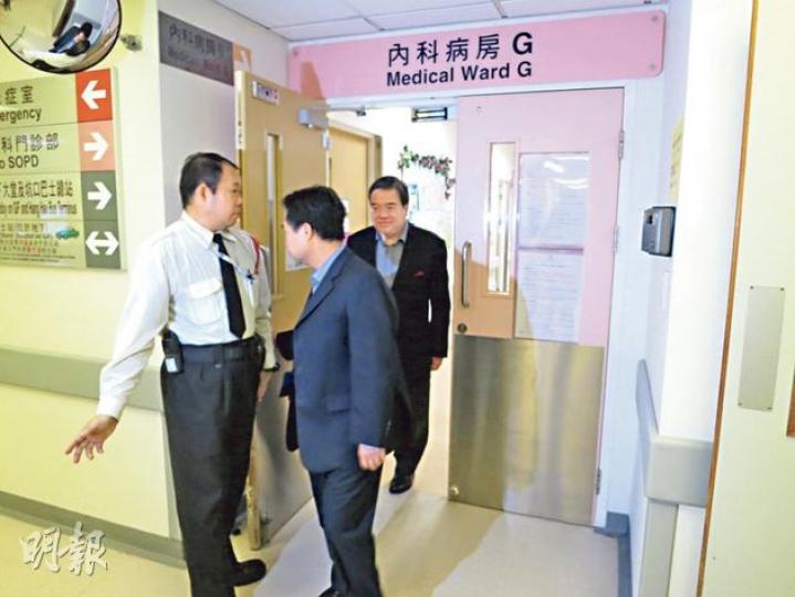 醫管局主席胡定旭(後方)昨在醫院「順道探望」兩名因皮划艇翻沉漂流至港的內地男女,表示兩人精神不錯,並同聲感激救援及醫護人員的幫忙。(黃熙麗攝) 醫管局主席胡定旭(後方)昨在醫院「順道探望」兩名因皮划艇翻沉漂流至港的內地男女,表示兩人精神不錯,並同聲感激救援及醫護人員的幫忙。(黃熙麗攝)