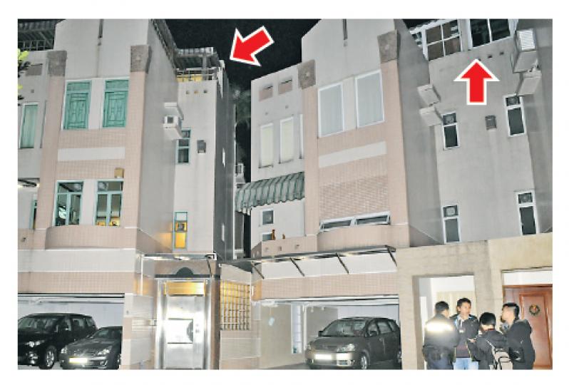 警員在場調查火炭豪宅杏苑山莊5號獨立屋(圖左)被爆竊損失80萬的案件,記者採訪時,發現被爆竊單位及毗鄰獨立屋天台均有違規僭建物(箭嘴示)。(蔡方山攝) 警員在場調查火炭豪宅杏苑山莊5號獨立屋(圖左)被爆竊損失80萬的案件,記者採訪時,發現被爆竊單位及毗鄰獨立屋天台均有違規僭建物(箭嘴示)。(蔡方山攝)