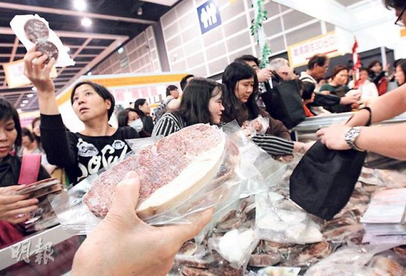 一連4日的美食節共錄得逾107萬人次入場。凍肉商「味鮮食品」的牛肉存貨至下午6時已售罄,其市務主任關子元表示,4日共有80萬元生意額。(李澤彤攝)66歲的黃先生昨與太太到美食節,逛約兩小時已購得臘腸、烏冬、牛肉、鰻魚等各種食品,共花費約2000元。(李澤彤攝) 一連4日的美食節共錄得逾107萬人次入場。凍肉商「味鮮食品」的牛肉存貨至下午6時已售罄,其市務主任關子元表示,4日共有80萬元生意額。(李澤彤攝)66歲的黃先生昨與太太到美食節,逛約兩小時已購得臘腸、烏冬、牛肉、鰻魚等各種食品,共花費約2000元。(李澤彤攝)