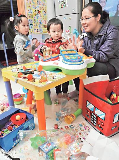 陳太家中玩具多不勝數,除了玩具箱滿載之外,地上、桌上也散落不同種類玩具,兩個小孩玩也玩不完。(劉焌陶攝) 陳太家中玩具多不勝數,除了玩具箱滿載之外,地上、桌上也散落不同種類玩具,兩個小孩玩也玩不完。(劉焌陶攝)