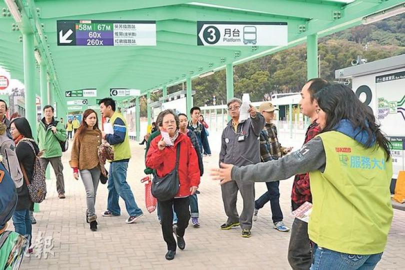 九巴屯門公路轉乘站昨首階段啟用,九巴派出多名職員助乘客尋找轉乘路線。(盧翊銘攝) 九巴屯門公路轉乘站昨首階段啟用,九巴派出多名職員助乘客尋找轉乘路線。(盧翊銘攝)
