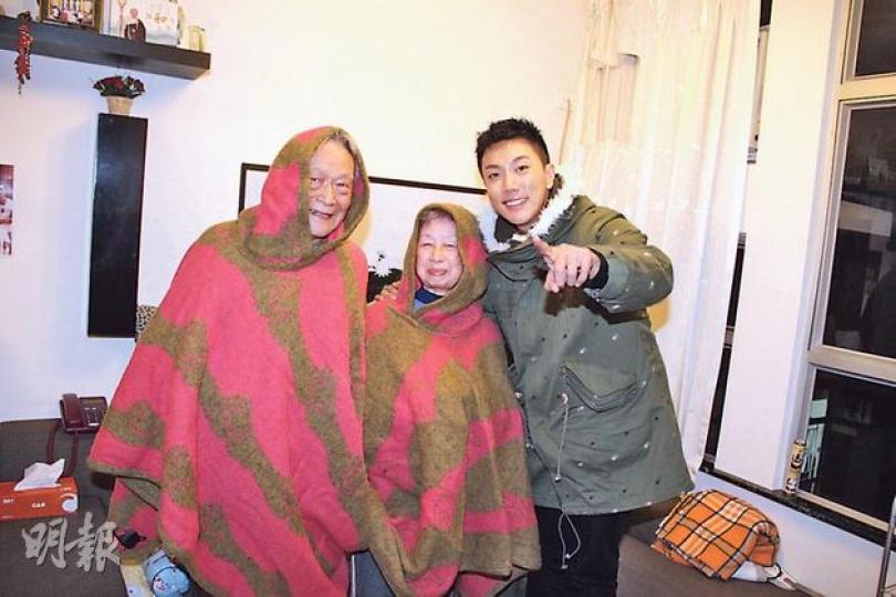 劉浩龍送上溫暖大褸給公公婆婆。(微博圖片) 劉浩龍送上溫暖大褸給公公婆婆。(微博圖片)