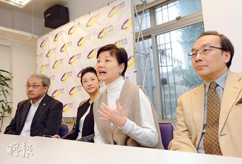 公民黨副主席陳清僑(左起)、陳淑莊、主席余若薇及黨魁梁家傑昨日舉行傳媒茶敘。余若薇說不排除與中央溝通;梁家傑亦表明若2017年普選特首的方案是提名門檻低的真普選,該黨不會投反對票。(盧翊銘攝)
公民黨副主席陳清僑(左起)、陳淑莊、主席余若薇及黨魁梁家傑昨日舉行傳媒茶敘。余若薇說不排除與中央溝通;梁家傑亦表明若2017年普選特首的方案是提名門檻低的真普選,該黨不會投反對票。(盧翊銘攝)