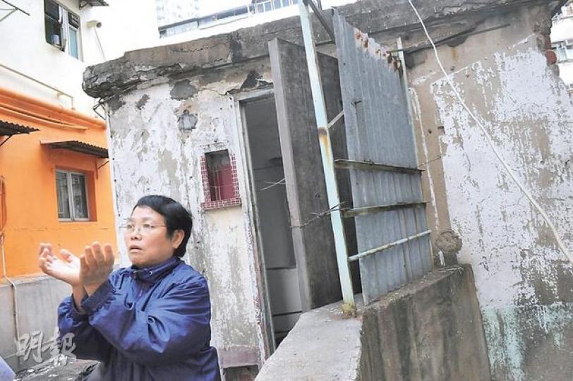 橡樹街87號大廈業主之一黃太形容,家中時有石屎剝落,部分大如拳頭。黃太回想,年多年與其他業主商討參與重建,沒通知新搬來的地舖業主周先生,而今次事件令他備受壓力,感到對他有所虧欠。(劉焌陶攝)橡樹街87號原為「一梯兩伙」,但因重建被「一劏為二」,大廈邊緣呈波浪狀,原本的內牆成了外牆。(劉焌陶攝) 橡樹街87號大廈業主之一黃太形容,家中時有石屎剝落,部分大如拳頭。黃太回想,年多年與其他業主商討參與重建,沒通知新搬來的地舖業主周先生,而今次事件令他備受壓力,感到對他有所虧欠。(劉焌陶攝)橡樹街87號原為「一梯兩伙」,但因重建被「一劏為二」,大廈邊緣呈波浪狀,原本的內牆成了外牆。(劉焌陶攝)