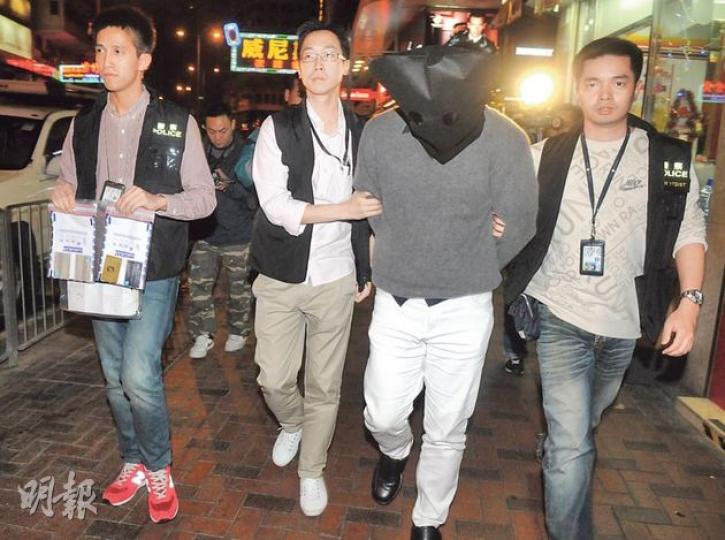 警方拘捕在尖沙嘴行使假卡的男子(黑布蒙頭者),由探員押返租住的賓館調查,再檢獲4張假卡。(蔡方山攝) 警方拘捕在尖沙嘴行使假卡的男子(黑布蒙頭者),由探員押返租住的賓館調查,再檢獲4張假卡。(蔡方山攝)