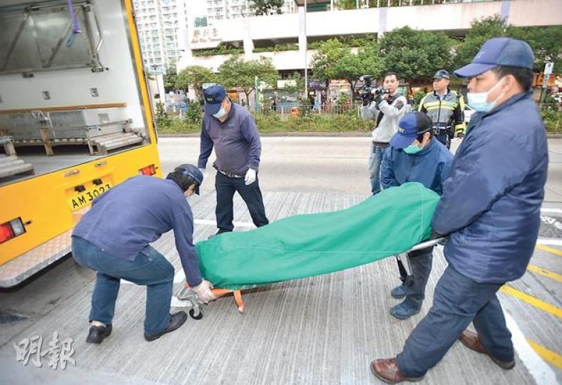 雙程證男子在睡夢中遭女友用槌仔及利剪襲擊,傷重死亡。事後屍體由仵工舁送殮房。(盧翊銘攝) 雙程證男子在睡夢中遭女友用槌仔及利剪襲擊,傷重死亡。事後屍體由仵工舁送殮房。(盧翊銘攝)