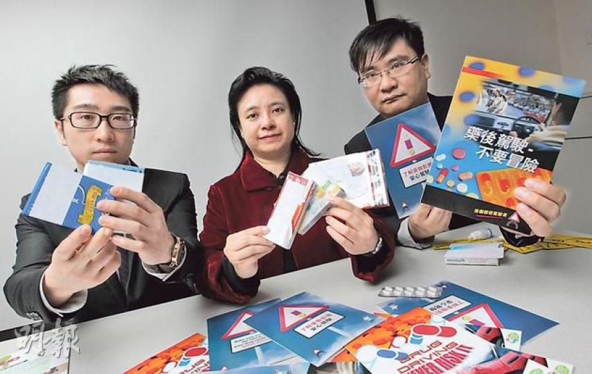 藥劑專科學院認可顧問藥劑師雷銘丰(左)表示,市面上的解酒丸只是透過類似蒟蒻的植物纖維減慢酒精分解速度,未能化解酒精;執業藥劑師協會會長鄭綺雯(中)表示,解酒丸的包裝聲明有誇大之嫌。 (李澤彤攝) 藥劑專科學院認可顧問藥劑師雷銘丰(左)表示,市面上的解酒丸只是透過類似蒟蒻的植物纖維減慢酒精分解速度,未能化解酒精;執業藥劑師協會會長鄭綺雯(中)表示,解酒丸的包裝聲明有誇大之嫌。 (李澤彤攝)