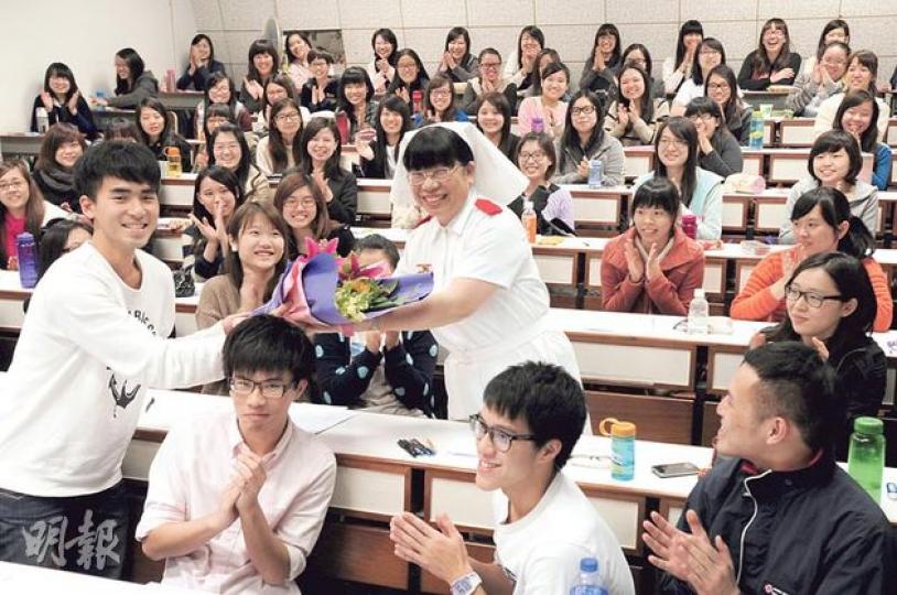 即將退休的馮玉娟(持花者),重返40年前的母校伊利沙伯護士學校告別眾師弟妹,笑言每年伊院護校有2000多名入學申請者,脫穎而出比「選港姐更難」。(尹錦恩攝) 即將退休的馮玉娟(持花者),重返40年前的母校伊利沙伯護士學校告別眾師弟妹,笑言每年伊院護校有2000多名入學申請者,脫穎而出比「選港姐更難」。(尹錦恩攝)