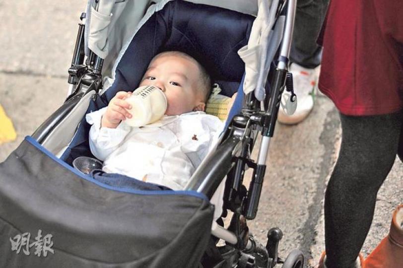 衛生署一項調查指出,近九成受訪幼兒在兩歲或以上仍未戒用奶瓶,容易飲奶過量,形成超重或肥胖。(葉家豪攝)(明報製圖) 衛生署一項調查指出,近九成受訪幼兒在兩歲或以上仍未戒用奶瓶,容易飲奶過量,形成超重或肥胖。(葉家豪攝)(明報製圖)