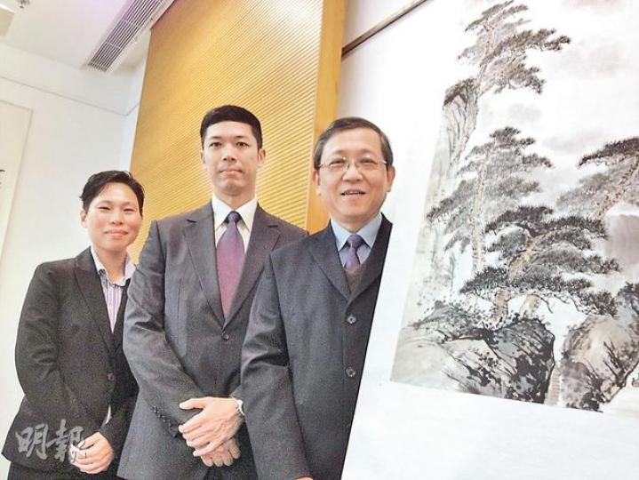 香港警察書畫學會主席蕭唯誠(右)表示,無論是持槍或是畫筆,呼吸節奏與專注力都十分重要。圖為蕭的山水畫作,左起為學會成員孔祥卿及陳嘉恩。(曾錦雯攝) 香港警察書畫學會主席蕭唯誠(右)表示,無論是持槍或是畫筆,呼吸節奏與專注力都十分重要。圖為蕭的山水畫作,左起為學會成員孔祥卿及陳嘉恩。(曾錦雯攝)