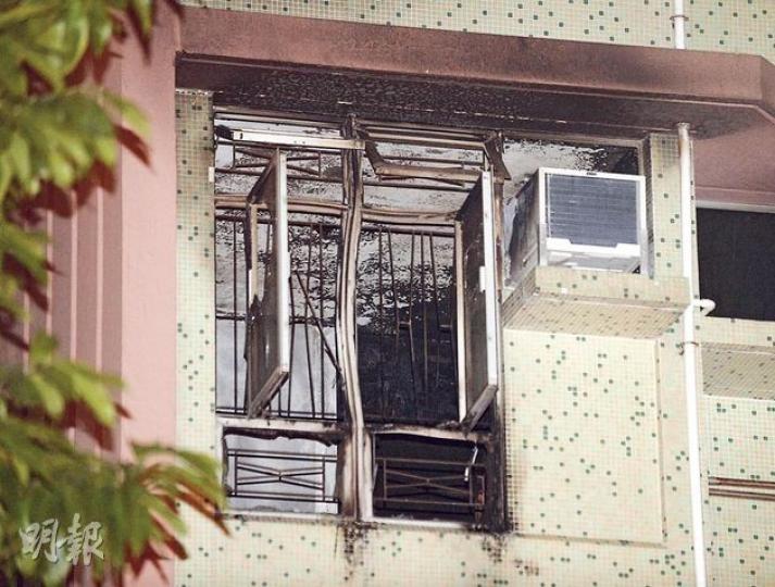 事發單位爆炸時傳出巨響,有街坊即逃到地面,圖為死者的單位有窗框被炸至扭曲。(余俊亮攝)秀茂坪邨一間茶餐廳職員指出,在爆炸中燒死的53歲男子於出事前一小時如常到來飲咖啡,吃過最後午餐離開。圖為茶餐廳閉路電視拍到死者離開時情景。(樊銳昌攝)警員帶走男死者腰間纏着的鐵鏈。(余俊亮攝) 事發單位爆炸時傳出巨響,有街坊即逃到地面,圖為死者的單位有窗框被炸至扭曲。(余俊亮攝)秀茂坪邨一間茶餐廳職員指出,在爆炸中燒死的53歲男子於出事前一小時如常到來飲咖啡,吃過最後午餐離開。圖為茶餐廳閉路電視拍到死者離開時情景。(樊銳昌攝)警員帶走男死者腰間纏着的鐵鏈。(余俊亮攝)