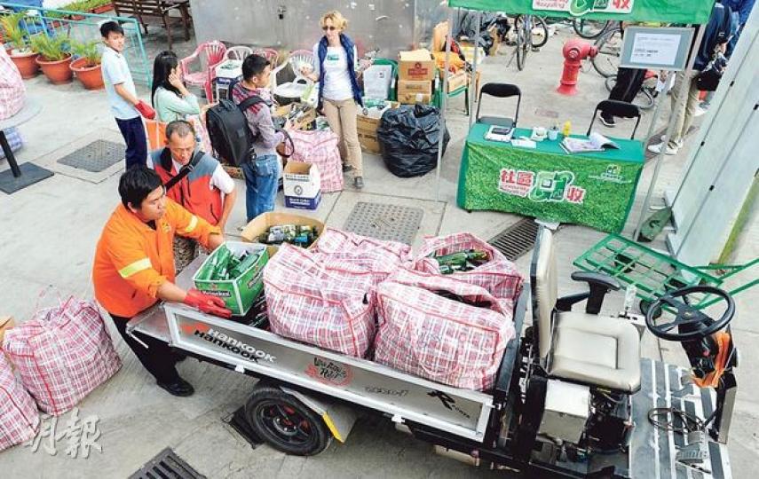 環保署於本年3月推行為期一年的「離島社區回收大行動」,於南丫島等離島設回收點(圖)回收廢棄玻璃樽,並得南丫島一環團協助,平均每周回收達1.5噸舊玻璃樽。(尹錦恩攝) 環保署於本年3月推行為期一年的「離島社區回收大行動」,於南丫島等離島設回收點(圖)回收廢棄玻璃樽,並得南丫島一環團協助,平均每周回收達1.5噸舊玻璃樽。(尹錦恩攝)