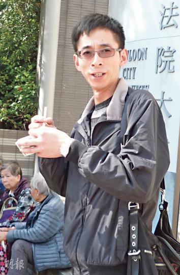 被告顧榮在審訊期間獲准保釋。女事主昨透露,從網上得知被告的手工好,故找被告訂製她自行設計的晚裝。(何海棠攝) 被告顧榮在審訊期間獲准保釋。女事主昨透露,從網上得知被告的手工好,故找被告訂製她自行設計的晚裝。(何海棠攝)