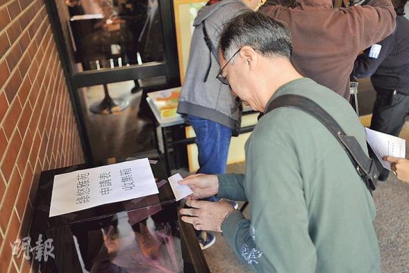 綠悠雅苑昨起開始接受認購申請,首日接獲600份表格。(葉家豪攝)林太為兒子將來結婚鋪路,預留約30萬元「幫手」交首期。(林景輝攝) 綠悠雅苑昨起開始接受認購申請,首日接獲600份表格。(葉家豪攝)林太為兒子將來結婚鋪路,預留約30萬元「幫手」交首期。(林景輝攝)