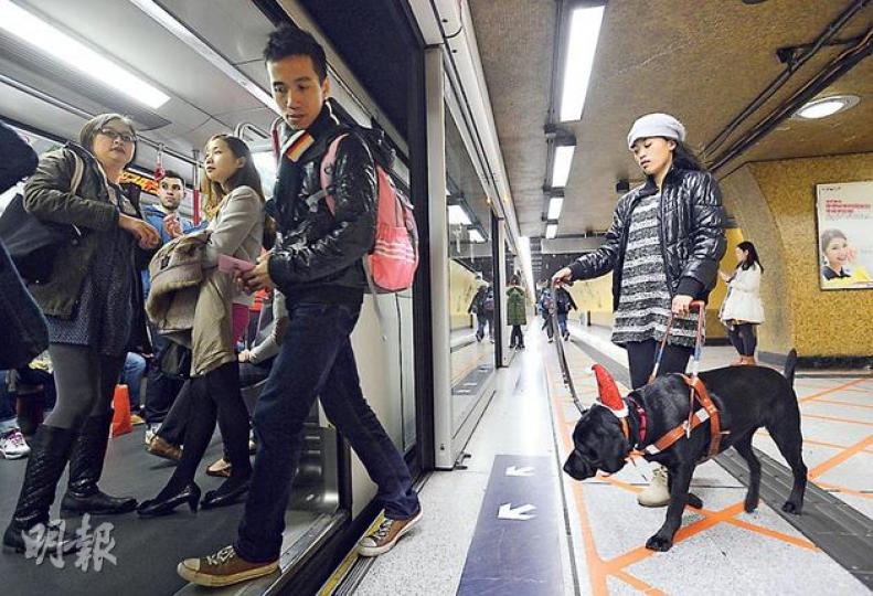 傅提芬(右)因工作關係每天都要帶着導盲犬Nana乘搭港鐵,她表示,相比起8月導盲犬初抵港時,現時無論在港鐵站或其他交通工具內,待遇有明顯進步,但在港鐵內仍時有職員上前查問Nana是否導盲犬。(鄧宗弘攝) 傅提芬(右)因工作關係每天都要帶着導盲犬Nana乘搭港鐵,她表示,相比起8月導盲犬初抵港時,現時無論在港鐵站或其他交通工具內,待遇有明顯進步,但在港鐵內仍時有職員上前查問Nana是否導盲犬。(鄧宗弘攝)