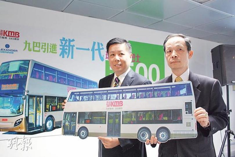 九巴商務總監雷兆光(左)表示,新一代九巴將於明年3月到港,主要負責行走天水圍、元朗等長途路線;旁為九巴首席機械工程師沈乙紅。(楊德銘攝) 九巴商務總監雷兆光(左)表示,新一代九巴將於明年3月到港,主要負責行走天水圍、元朗等長途路線;旁為九巴首席機械工程師沈乙紅。(楊德銘攝)