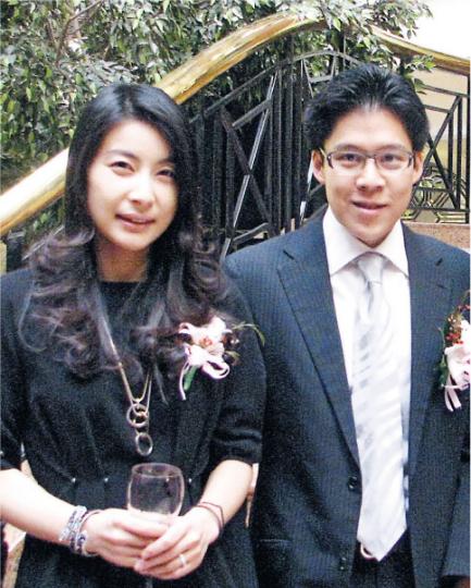 電了一頭鬈髮的郭晶晶,與夫婿霍啓剛恩愛出席北京一個活動,以行動打破婚變謠言。(微博圖片) 電了一頭鬈髮的郭晶晶,與夫婿霍啓剛恩愛出席北京一個活動,以行動打破婚變謠言。(微博圖片)
