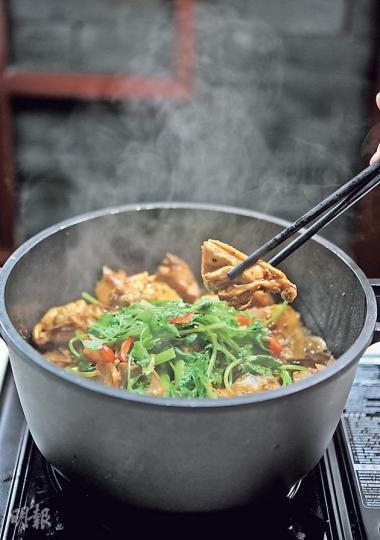 品川奇味雞煲 - 用29種醬料混合而成奇味醬,香、甜、辣、鹹,五味紛陳,愈食愈香。(品川雞煲放題)(陳淑安、葉思雅攝)椰子雞煲 - 一打開蓋即傳來醒神椰汁香,雞肉亦盡收椰香味,與別不同。 ($188,二哥雞煲•粥底火鍋)(陳淑安、葉思雅攝)重慶辣雞煲 - 每鍋用上半隻多的三黃雞,富油香,吃時由店員灒入上湯,香味即散發出來。($168,二哥雞煲•粥底火鍋)(陳淑安、葉思雅攝)美牛之選 - 選用美國牛,色澤鮮紅,肉質軟腍,牛柳粒口感有彈性。(前﹕極品牛頸脊 $168/250克,$256/500克;後 品川奇味雞煲 - 用29種醬料混合而成奇味醬,香、甜、辣、鹹,五味紛陳,愈食愈香。(品川雞煲放題)(陳淑安、葉思雅攝)椰子雞煲 - 一打開蓋即傳來醒神椰汁香,雞肉亦盡收椰香味,與別不同。 ($188,二哥雞煲•粥底火鍋)(陳淑安、葉思雅攝)重慶辣雞煲 - 每鍋用上半隻多的三黃雞,富油香,吃時由店員灒入上湯,香味即散發出來。($168,二哥雞煲•粥底火鍋)(陳淑安、葉思雅攝)美牛之選 - 選用美國牛,色澤鮮紅,肉質軟腍,牛柳粒口感有彈性。(前﹕極品牛頸脊 $168/250克,$256/500克;後