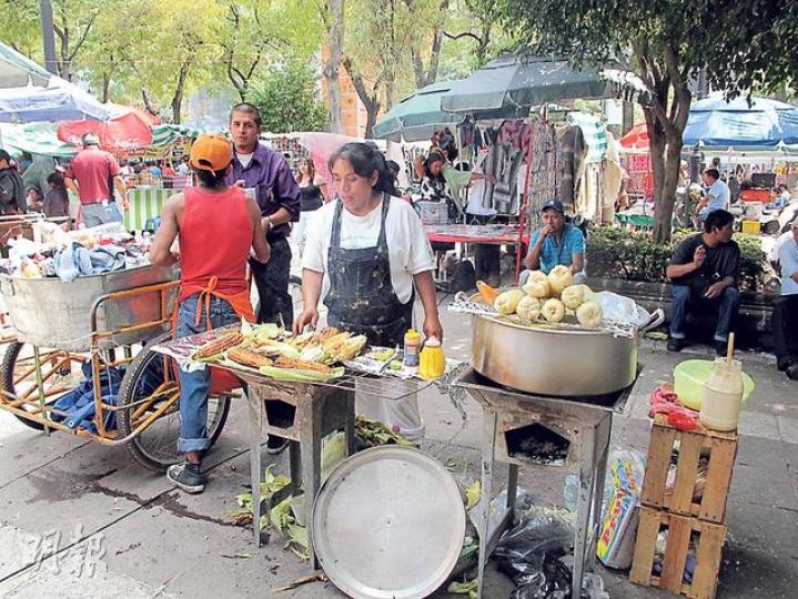 墨西哥人自稱是玉米人,玉米既是主糧也是零食。(張圭陽攝)在特奧蒂瓦坎的月亮金字塔,眺望太陽金字塔和2公里長的死亡大道。(張圭陽攝)瓜納華托的聯合花園,晚上吟唱詩人的穿街活動在此集合。(張圭陽攝)晚上的瓜納華托(張圭陽攝)清晨的瓜納華托(張圭陽攝)墨西哥城居民區(張圭陽攝)墨西哥城中央廣場上的大教堂與總統府,原是阿茲特克神殿的一部分。(張圭陽攝)9月16日墨西哥獨立紀念日有盛大的海陸空三軍巡遊,市民夾道觀看。(張圭陽攝)墨西哥城國立考古博物館裏,藏有珍貴的阿茲特克太陽曆石雕。(張圭陽攝)特奧蒂瓦坎 墨西哥人自稱是玉米人,玉米既是主糧也是零食。(張圭陽攝)在特奧蒂瓦坎的月亮金字塔,眺望太陽金字塔和2公里長的死亡大道。(張圭陽攝)瓜納華托的聯合花園,晚上吟唱詩人的穿街活動在此集合。(張圭陽攝)晚上的瓜納華托(張圭陽攝)清晨的瓜納華托(張圭陽攝)墨西哥城居民區(張圭陽攝)墨西哥城中央廣場上的大教堂與總統府,原是阿茲特克神殿的一部分。(張圭陽攝)9月16日墨西哥獨立紀念日有盛大的海陸空三軍巡遊,市民夾道觀看。(張圭陽攝)墨西哥城國立考古博物館裏,藏有珍貴的阿茲特克太陽曆石雕。(張圭陽攝)特奧蒂瓦坎