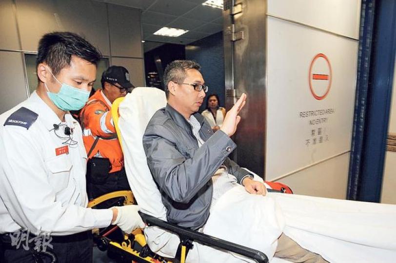 澳門政府稱撞船意外中27名傷者只是輕傷,但其中一名受傷港人昨返港時,其腰部傷勢明顯頗重,「過牀」有困難。(樊銳昌攝)(明報製圖) 澳門政府稱撞船意外中27名傷者只是輕傷,但其中一名受傷港人昨返港時,其腰部傷勢明顯頗重,「過牀」有困難。(樊銳昌攝)(明報製圖)