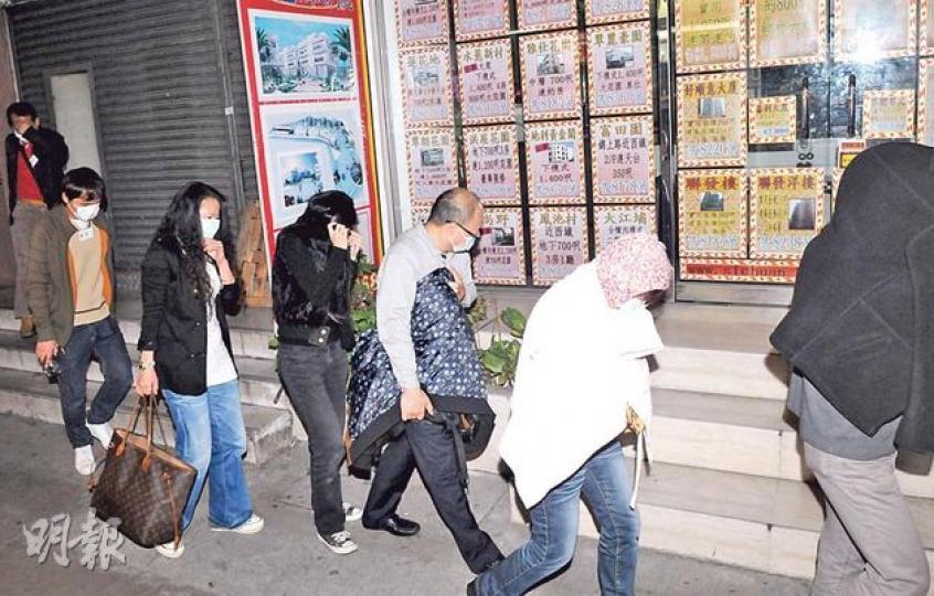 警方在元朗破獲兩個由黑幫和勝和操控的非法麻將賭檔,拘捕25人包括兩名賭檔主持,警方指兩賭檔每天「抽水」收入達5萬元,相信今次行動已成功堵截黑幫的收入來源。(蔡方山攝)警方在元朗成功掃蕩兩個由黑幫控制的麻將賭檔,檢獲大批賭具。消息稱,非法賭檔配備電動麻將枱,又實行俗稱「跑馬仔」的鬥快食糊規則,目的是加快賭博速度,以增加「抽水」收入。(蔡方山攝) 警方在元朗破獲兩個由黑幫和勝和操控的非法麻將賭檔,拘捕25人包括兩名賭檔主持,警方指兩賭檔每天「抽水」收入達5萬元,相信今次行動已成功堵截黑幫的收入來源。(蔡方山攝)警方在元朗成功掃蕩兩個由黑幫控制的麻將賭檔,檢獲大批賭具。消息稱,非法賭檔配備電動麻將枱,又實行俗稱「跑馬仔」的鬥快食糊規則,目的是加快賭博速度,以增加「抽水」收入。(蔡方山攝)