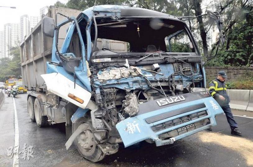 將軍澳5車相撞意外中,垃圾車車頭嚴重損毀,司機危殆。(林智傑攝) 將軍澳5車相撞意外中,垃圾車車頭嚴重損毀,司機危殆。(林智傑攝)
