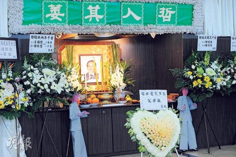 曾公開要求安樂死的全癱病人斌仔,本月初病逝,終年43歲,家人昨為其設靈,靈堂上掛着斌仔帶着微笑的照片。(尹錦恩攝)勞福局長張建宗(右四)、社署署長聶德權(左三)與食物及衛生局長高永文(左一),分別慰問斌仔家人。(尹錦恩攝)斌仔喪禮上派發印有斌仔笑臉卡通的小冊子,當中包括斌仔生前就親人、好友、心路歷程的心聲語錄。(尹錦恩攝) 曾公開要求安樂死的全癱病人斌仔,本月初病逝,終年43歲,家人昨為其設靈,靈堂上掛着斌仔帶着微笑的照片。(尹錦恩攝)勞福局長張建宗(右四)、社署署長聶德權(左三)與食物及衛生局長高永文(左一),分別慰問斌仔家人。(尹錦恩攝)斌仔喪禮上派發印有斌仔笑臉卡通的小冊子,當中包括斌仔生前就親人、好友、心路歷程的心聲語錄。(尹錦恩攝)