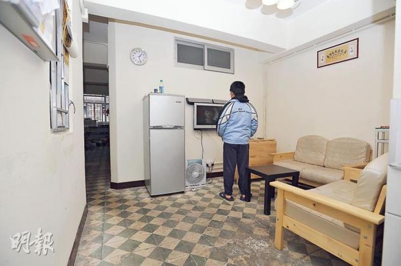 有機構將空置單位改為「市區中轉屋」,保留大廳為租客提供活動空間。(葉家豪攝)劉女士與一對子女去年成為關懷無家者協會首批住戶,入住圖中的家庭房,省下的租金可儲錢供子女讀書和參與活動,亦不用擔心被逼遷。(葉家豪攝) 有機構將空置單位改為「市區中轉屋」,保留大廳為租客提供活動空間。(葉家豪攝)劉女士與一對子女去年成為關懷無家者協會首批住戶,入住圖中的家庭房,省下的租金可儲錢供子女讀書和參與活動,亦不用擔心被逼遷。(葉家豪攝)