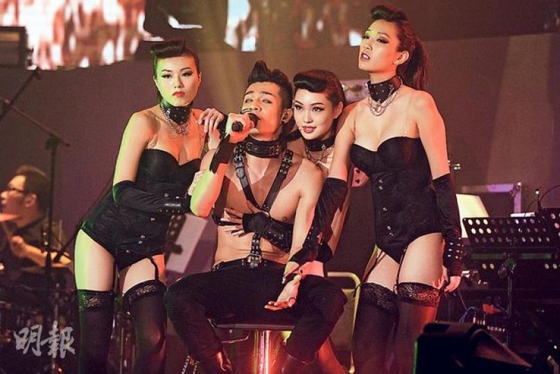 周柏豪於演唱會大玩SM加4P極度重口味,他更直言被性感女郎任摸令他很亢奮。(攝影/記者:林祖傑)與緋聞女友鍾浠文表演激咀,周柏豪難道不怕秘密女友睇到眼火爆?(攝影/記者:林祖傑)鄭融(右)見到周柏豪(左)全身濕透,因而打消摸他胸肌的念頭。(攝影/記者:林祖傑)周柏豪歌悼早前離世的外婆。(攝影/記者:林祖傑) 周柏豪於演唱會大玩SM加4P極度重口味,他更直言被性感女郎任摸令他很亢奮。(攝影/記者:林祖傑)與緋聞女友鍾浠文表演激咀,周柏豪難道不怕秘密女友睇到眼火爆?(攝影/記者:林祖傑)鄭融(右)見到周柏豪(左)全身濕透,因而打消摸他胸肌的念頭。(攝影/記者:林祖傑)周柏豪歌悼早前離世的外婆。(攝影/記者:林祖傑)