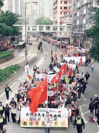 「愛護香港力量」昨日發起遊行支持特首梁振英,主辦單位聲稱有3萬至4萬人參加,警方則指高峰時有2600人。(李澤彤攝)15歲的李同學(右)與母親及18歲兄長參加遊行,她表示梁振英已承認僭建錯誤,市民應給他機會及時間施政。(邱雅錡攝) 「愛護香港力量」昨日發起遊行支持特首梁振英,主辦單位聲稱有3萬至4萬人參加,警方則指高峰時有2600人。(李澤彤攝)15歲的李同學(右)與母親及18歲兄長參加遊行,她表示梁振英已承認僭建錯誤,市民應給他機會及時間施政。(邱雅錡攝)