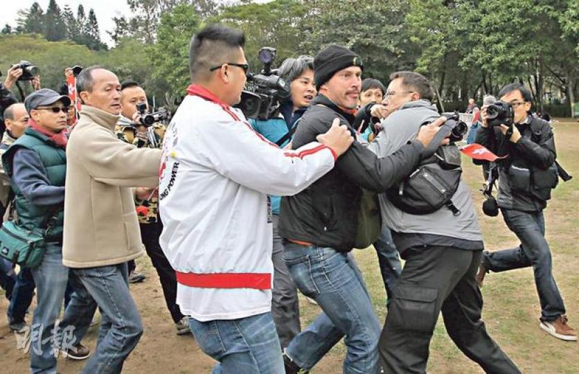 61歲灰衣男子(前排右二)涉嫌襲擊在場採訪的now新聞台記者後,在場其他記者即場將他攔住,他最後被警方拘捕。(李澤彤攝)有參加完挺梁遊行的市民,登上一輛停泊在政府總部外的旅遊巴。旅遊巴司機發現有記者拍攝,立即駛離現場。(李澤彤攝)有市民向遊行人士展示港英旗,引起遊行人士不滿,有人企圖搶旗,有展示港英旗的人(左)亦情緒激動,最終要由警員將兩批人分開。(李澤彤攝) 61歲灰衣男子(前排右二)涉嫌襲擊在場採訪的now新聞台記者後,在場其他記者即場將他攔住,他最後被警方拘捕。(李澤彤攝)有參加完挺梁遊行的市民,登上一輛停泊在政府總部外的旅遊巴。旅遊巴司機發現有記者拍攝,立即駛離現場。(李澤彤攝)有市民向遊行人士展示港英旗,引起遊行人士不滿,有人企圖搶旗,有展示港英旗的人(左)亦情緒激動,最終要由警員將兩批人分開。(李澤彤攝)
