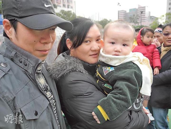 任職物流的陳先生(左一)稱來年加薪2%,但預料家庭開支將增一成,收入追不上通脹,只好減少外出用膳。旁為其妻兒。(陳翔翎攝) 任職物流的陳先生(左一)稱來年加薪2%,但預料家庭開支將增一成,收入追不上通脹,只好減少外出用膳。旁為其妻兒。(陳翔翎攝)