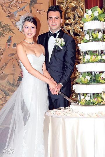 陳逸璇與丈夫Marc甜蜜切婚餅。(攝影:梁迺楠) 陳逸璇與丈夫Marc甜蜜切婚餅。(攝影:梁迺楠)