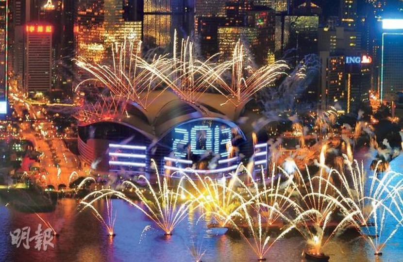 今年倒數由國金中心移師到灣仔會展舉行,踏入2013年的一刻,由尖沙嘴K11商場天台望去,會展頂部和維港海面躉船的煙火燦爛迸發,市民在新一年最大願望是香港成為廉潔乾淨的城市。(尹錦恩攝)擠滿外國人的中環蘭桂坊,在2013年到臨一刻,全街人都瘋狂大叫起來。(李澤彤攝)2012年最後一小時,會展上空每15分鐘出現一串煙火「流星」,讓市民許願。(余俊亮攝) 今年倒數由國金中心移師到灣仔會展舉行,踏入2013年的一刻,由尖沙嘴K11商場天台望去,會展頂部和維港海面躉船的煙火燦爛迸發,市民在新一年最大願望是香港成為廉潔乾淨的城市。(尹錦恩攝)擠滿外國人的中環蘭桂坊,在2013年到臨一刻,全街人都瘋狂大叫起來。(李澤彤攝)2012年最後一小時,會展上空每15分鐘出現一串煙火「流星」,讓市民許願。(余俊亮攝)