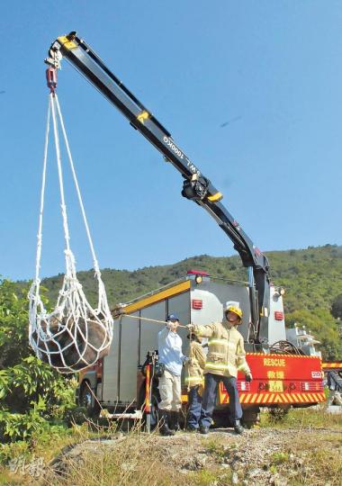 重150公斤的流浪牛被困大網仔村一廢井大半天,至昨午當局召來吊臂車把牠救起。(鍾炳然攝)誤墮廢井被困的母牛,需由漁護署及消防人員出動麻醉槍、繩網及吊臂車運走,惟因牛的腿部傷勢過重,最終需人道毁滅。(鍾炳然攝) 重150公斤的流浪牛被困大網仔村一廢井大半天,至昨午當局召來吊臂車把牠救起。(鍾炳然攝)誤墮廢井被困的母牛,需由漁護署及消防人員出動麻醉槍、繩網及吊臂車運走,惟因牛的腿部傷勢過重,最終需人道毁滅。(鍾炳然攝)