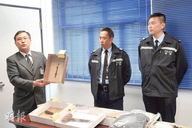 邊境警區巡邏人員上周五在落馬洲拘捕兩名疑專爆竊村屋慣匪,起獲大批爆竊工具,包括陳子浩督察(左)手持的「玻璃 邊境警區巡邏人員上周五在落馬洲拘捕兩名疑專爆竊村屋慣匪,起獲大批爆竊工具,包括陳子浩督察(左)手持的「玻璃