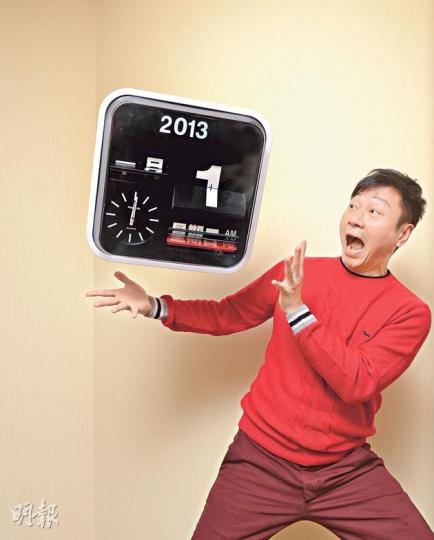 黎耀祥開開心心迎接2013年,希望更精彩及更有挑戰性。(攝影:劉永銳)黎耀祥在2012年大豐收,獲得觀眾認同成為民選視帝,齊齊飲杯慶祝。(攝影:劉永銳) 黎耀祥開開心心迎接2013年,希望更精彩及更有挑戰性。(攝影:劉永銳)黎耀祥在2012年大豐收,獲得觀眾認同成為民選視帝,齊齊飲杯慶祝。(攝影:劉永銳)