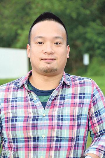 劉學勤(陳淑安、葉思雅攝)透過慢速查看模式,將拍攝時的動作以慢動作播放,就可以輕易記下所需要的影像。(陳淑安、葉思雅攝)(陳淑安、葉思雅攝) 劉學勤(陳淑安、葉思雅攝)透過慢速查看模式,將拍攝時的動作以慢動作播放,就可以輕易記下所需要的影像。(陳淑安、葉思雅攝)(陳淑安、葉思雅攝)
