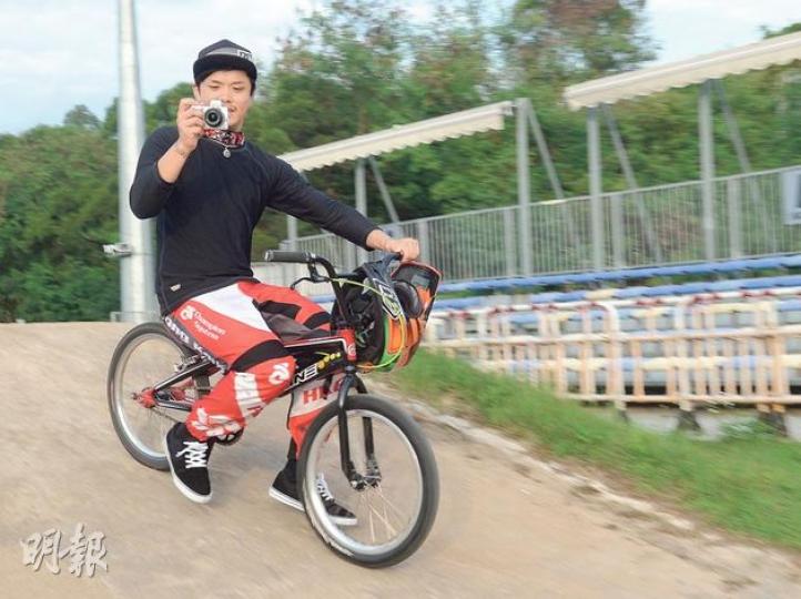 前香港BMX代表隊成員廖家豪利用Nikon 1 V2拍下起步或在賽道奔馳時的細微動作,以作參考之用。($6680起)(陳淑安、葉思雅攝)(陳淑安、葉思雅攝)機背為3吋LCD顯示屏,解像度達92.1萬,顯示相當清晰。(陳淑安、葉思雅攝)機頂除內置的閃燈外,亦備有熱靴(Hot Shoe),可接上新推出的Speedlight SB-N7閃光燈。(陳淑安、葉思雅攝)Nikon 1 V2備有白、黑色兩款機身選擇,標準套裝配備了10-30mm鏡頭,另有淨機身及雙鏡頭套裝。(陳淑安、葉思雅攝) 前香港BMX代表隊成員廖家豪利用Nikon 1 V2拍下起步或在賽道奔馳時的細微動作,以作參考之用。($6680起)(陳淑安、葉思雅攝)(陳淑安、葉思雅攝)機背為3吋LCD顯示屏,解像度達92.1萬,顯示相當清晰。(陳淑安、葉思雅攝)機頂除內置的閃燈外,亦備有熱靴(Hot Shoe),可接上新推出的Speedlight SB-N7閃光燈。(陳淑安、葉思雅攝)Nikon 1 V2備有白、黑色兩款機身選擇,標準套裝配備了10-30mm鏡頭,另有淨機身及雙鏡頭套裝。(陳淑安、葉思雅攝)