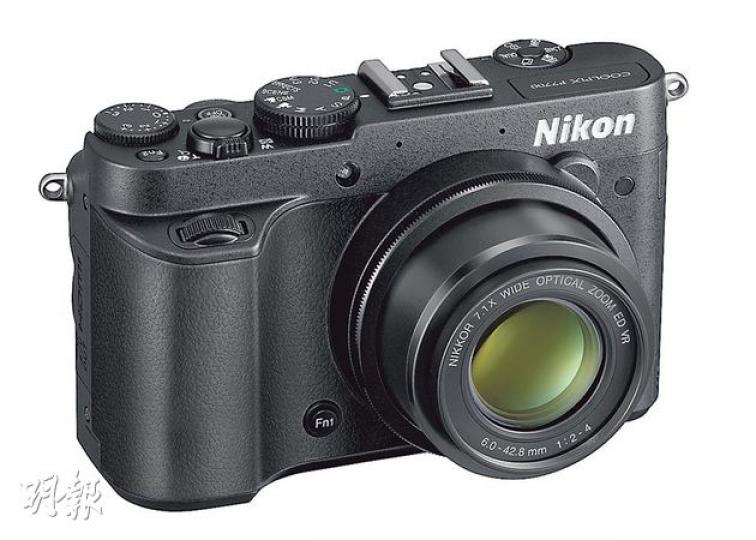 Nikon COOLPIX P7700(陳淑安、葉思雅攝)機頂設有3個模式轉盤,機面和機頂亦設有快捷按鈕Fn1及Fn2,方便用戶自訂常用功能。(陳淑安、葉思雅攝)屏幕可向外180度翻開,再作270度旋轉,方便用戶取景。(陳淑安、葉思雅攝) Nikon COOLPIX P7700(陳淑安、葉思雅攝)機頂設有3個模式轉盤,機面和機頂亦設有快捷按鈕Fn1及Fn2,方便用戶自訂常用功能。(陳淑安、葉思雅攝)屏幕可向外180度翻開,再作270度旋轉,方便用戶取景。(陳淑安、葉思雅攝)
