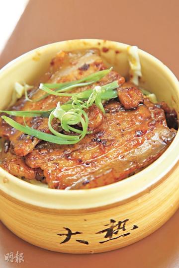 和味腩肉片 - 五花腩薄切後先以指天椒、自家調配XO辣油、蒜等爆香快炒,最後澆上香辣汁便完成。($16,大熱)(林俊源、葉思雅、陳淑安攝)化皮燒肉 - 燒肉選用「五層樓」的腩肉,配日本芥辣醬和乳豬醬蘸食,中和燒腩的油膩感。(堂食$128、外賣$168,容記)(林俊源、葉思雅、陳淑安攝) 和味腩肉片 - 五花腩薄切後先以指天椒、自家調配XO辣油、蒜等爆香快炒,最後澆上香辣汁便完成。($16,大熱)(林俊源、葉思雅、陳淑安攝)化皮燒肉 - 燒肉選用「五層樓」的腩肉,配日本芥辣醬和乳豬醬蘸食,中和燒腩的油膩感。(堂食$128、外賣$168,容記)(林俊源、葉思雅、陳淑安攝)