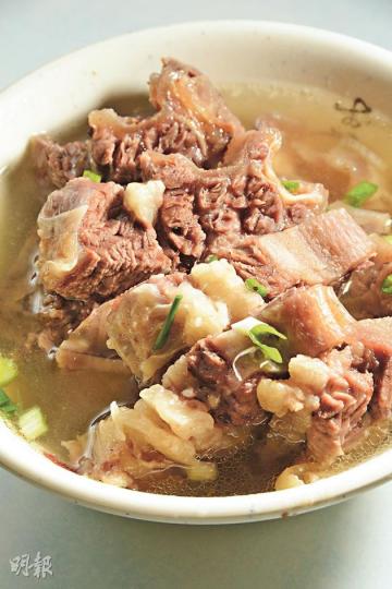 淨坑腩 - 淨牛腩收費不便宜,但整碗排得滿滿實實,絕不欺場,難怪每天都總有人願意排隊入內品嘗。第三代傳人黃小姐透露,今個月內將於西環開首間分店,各粉絲要密切留意。($65,華姐)(林俊源、葉思雅、陳淑安攝)淨爽腩 - 爽腩的薄膜很有嚼勁,記得還要喝光那碗鮮味牛骨牛腩湯。($65,華姐)(林俊源、葉思雅、陳淑安攝)XO辣味牛腩 - 柱侯牛腩燜好後,加入秘製辣汁,相當惹味。($16,大熱)(林俊源、葉思雅、陳淑安攝)脆皮咖喱牛腩 - 採用小牛牛腩,取其肉嫩而脂肪均勻,以香茅、檸檬葉等材料調味後,燜焗 淨坑腩 - 淨牛腩收費不便宜,但整碗排得滿滿實實,絕不欺場,難怪每天都總有人願意排隊入內品嘗。第三代傳人黃小姐透露,今個月內將於西環開首間分店,各粉絲要密切留意。($65,華姐)(林俊源、葉思雅、陳淑安攝)淨爽腩 - 爽腩的薄膜很有嚼勁,記得還要喝光那碗鮮味牛骨牛腩湯。($65,華姐)(林俊源、葉思雅、陳淑安攝)XO辣味牛腩 - 柱侯牛腩燜好後,加入秘製辣汁,相當惹味。($16,大熱)(林俊源、葉思雅、陳淑安攝)脆皮咖喱牛腩 - 採用小牛牛腩,取其肉嫩而脂肪均勻,以香茅、檸檬葉等材料調味後,燜焗