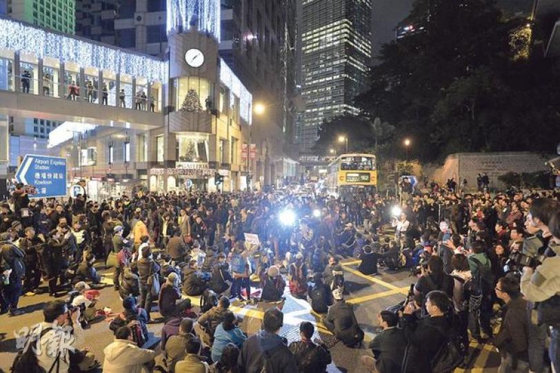數百名示威者由禮賓府衝到中環街頭,一度在皇后大道中阻塞道路,途經巴士及車輛受阻。(鄧宗弘攝)警方昨晚採取拘捕行動時,一度與示威者衝撞。(李澤彤攝) 數百名示威者由禮賓府衝到中環街頭,一度在皇后大道中阻塞道路,途經巴士及車輛受阻。(鄧宗弘攝)警方昨晚採取拘捕行動時,一度與示威者衝撞。(李澤彤攝)