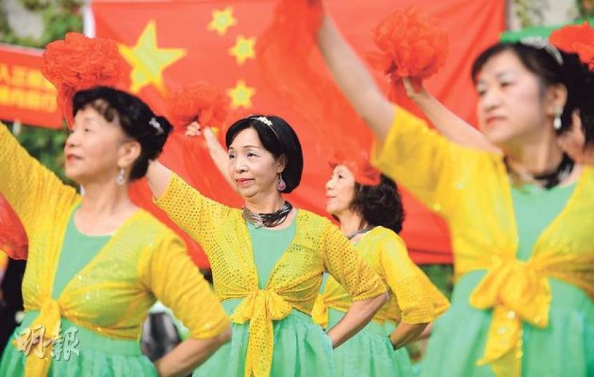 「愛港之聲」昨午在政府總部平台花園主辦「愛香港 撐政府」元旦嘉年華,不停有歌舞表演,包括圖中的婦女舞蹈團獻藝。(盧翊銘攝) 「愛港之聲」昨午在政府總部平台花園主辦「愛香港 撐政府」元旦嘉年華,不停有歌舞表演,包括圖中的婦女舞蹈團獻藝。(盧翊銘攝)