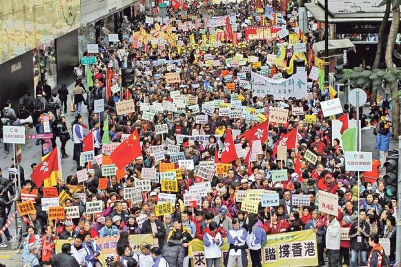 各界慶典委員會發起挺梁遊行,示威者高舉國旗區旗及各式標語,展示支持政府施政的力量。他們先在中環遮打道行人專用區集會,佔據整條遮打道載歌載舞,不少人穿著統一制服或戴大會派發的紅帽,再出發往政府總部。(李紹昌攝)發起挺梁遊行的各界慶典委員會主席鄭耀棠說,參與人數達6萬,反映社會上的「沉默大多數」都不滿反對派無理「拉布」,阻延香港發展,破壞和諧。(李紹昌攝)(明報製圖) 各界慶典委員會發起挺梁遊行,示威者高舉國旗區旗及各式標語,展示支持政府施政的力量。他們先在中環遮打道行人專用區集會,佔據整條遮打道載歌載舞,不少人穿著統一制服或戴大會派發的紅帽,再出發往政府總部。(李紹昌攝)發起挺梁遊行的各界慶典委員會主席鄭耀棠說,參與人數達6萬,反映社會上的「沉默大多數」都不滿反對派無理「拉布」,阻延香港發展,破壞和諧。(李紹昌攝)(明報製圖)