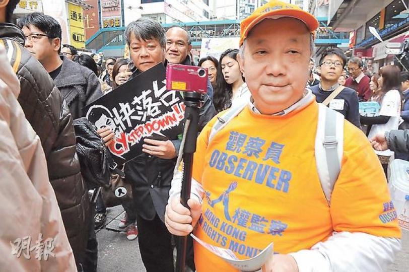 香港人權監察總幹事羅沃啟(前)昨現身遊行,監察遊行情况有否出現混亂。另一方面,獨立監察警方處理投訴委員會的委員昨日亦安排了人員實地觀察警方處理公眾活動。(劉焌陶攝) 香港人權監察總幹事羅沃啟(前)昨現身遊行,監察遊行情况有否出現混亂。另一方面,獨立監察警方處理投訴委員會的委員昨日亦安排了人員實地觀察警方處理公眾活動。(劉焌陶攝)