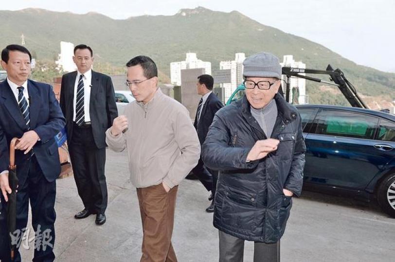 李嘉誠(右一)同長子李澤鉅(右二)噚日上午8時45分到墳場拜祭,數名保鑣貼身保護。(劉永銳攝)李澤楷遲到,但禮數做足,三跪九拜祭外婆。(劉永銳攝)呢個頭戴白冷帽女子,噚日不斷向李嘉誠狂呼「老竇」,得不到回應就喊了起來。(劉永銳攝) 李嘉誠(右一)同長子李澤鉅(右二)噚日上午8時45分到墳場拜祭,數名保鑣貼身保護。(劉永銳攝)李澤楷遲到,但禮數做足,三跪九拜祭外婆。(劉永銳攝)呢個頭戴白冷帽女子,噚日不斷向李嘉誠狂呼「老竇」,得不到回應就喊了起來。(劉永銳攝)