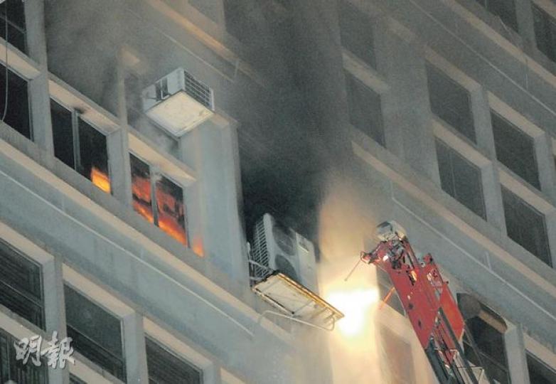 火警期間,消防員升起雲梯射水及進入火場搜救,但因大廈消防升降機故障,消防員要攜同裝備沿樓梯步行上10樓火場灌救。(蔡方山攝) 火警期間,消防員升起雲梯射水及進入火場搜救,但因大廈消防升降機故障,消防員要攜同裝備沿樓梯步行上10樓火場灌救。(蔡方山攝)