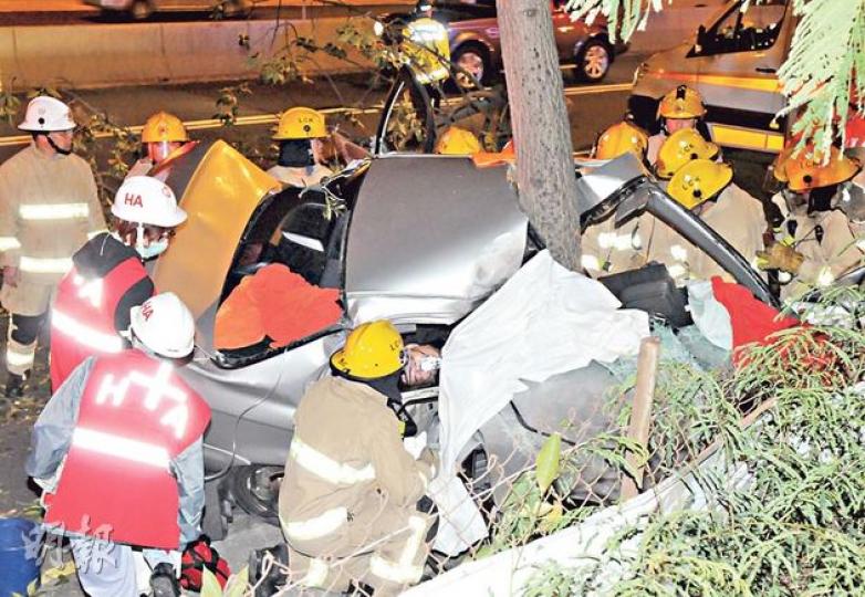 一輛改裝私家車昨凌晨高速駛至長沙灣警署對開時,失控直撞圖中大樹,私家車嚴重扭曲,司機被困車廂,由消防一邊安慰一邊救出。(蔡方山攝) 一輛改裝私家車昨凌晨高速駛至長沙灣警署對開時,失控直撞圖中大樹,私家車嚴重扭曲,司機被困車廂,由消防一邊安慰一邊救出。(蔡方山攝)