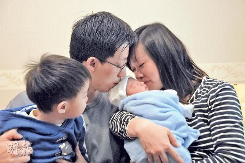 昨零時25分搶閘出生的元旦男嬰,是陳氏夫婦的第三個「寶貝仔」,陳先生表示考慮以「元」字命名,紀念兒子於元旦出世。(雲錦鋒攝) 昨零時25分搶閘出生的元旦男嬰,是陳氏夫婦的第三個「寶貝仔」,陳先生表示考慮以「元」字命名,紀念兒子於元旦出世。(雲錦鋒攝)